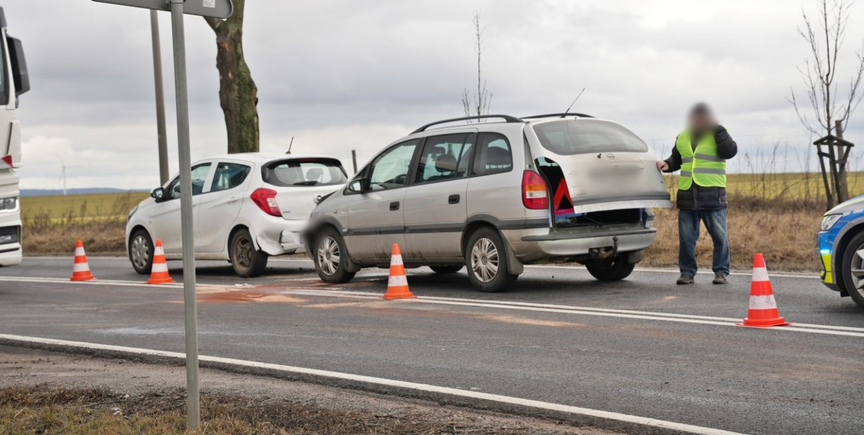 Opel zderzył się z Oplem za rondem Hutników. Kolizja pod Głogowem [FOTO]
