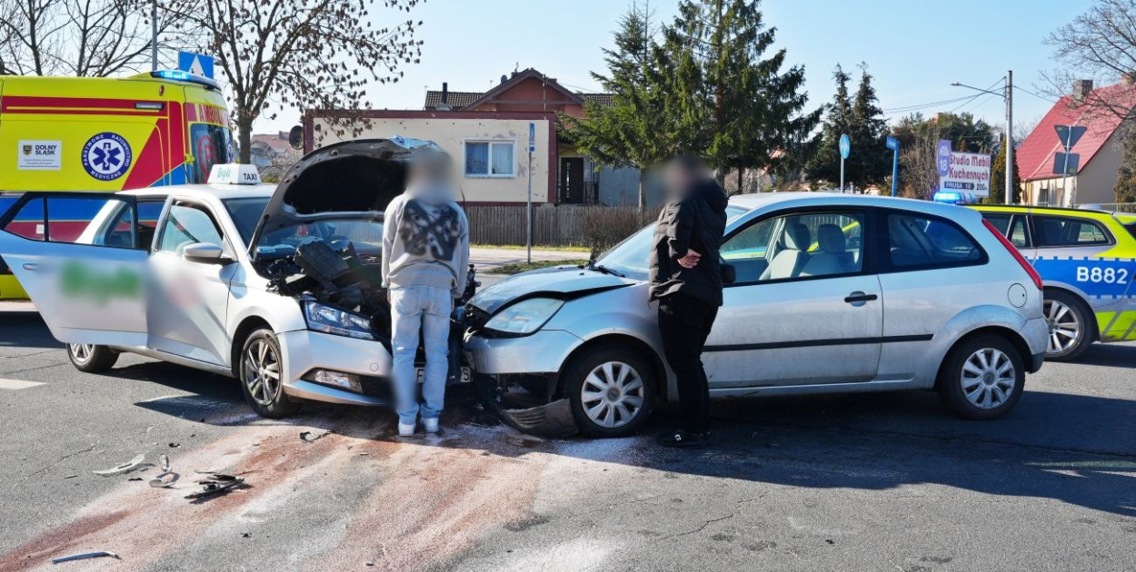 Zderzenie osobówki z taksówką w Głogowie. Kolizja na Wita Stwosza [FOTO]
