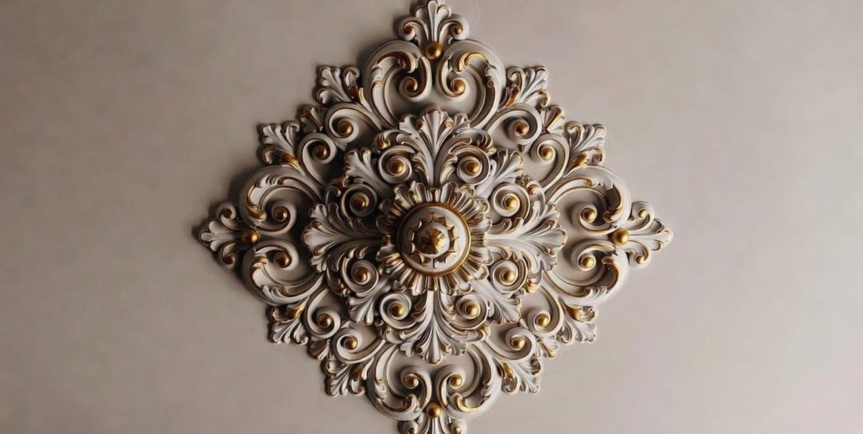 Rozeta sufitowa – co to jest i do czego służy?