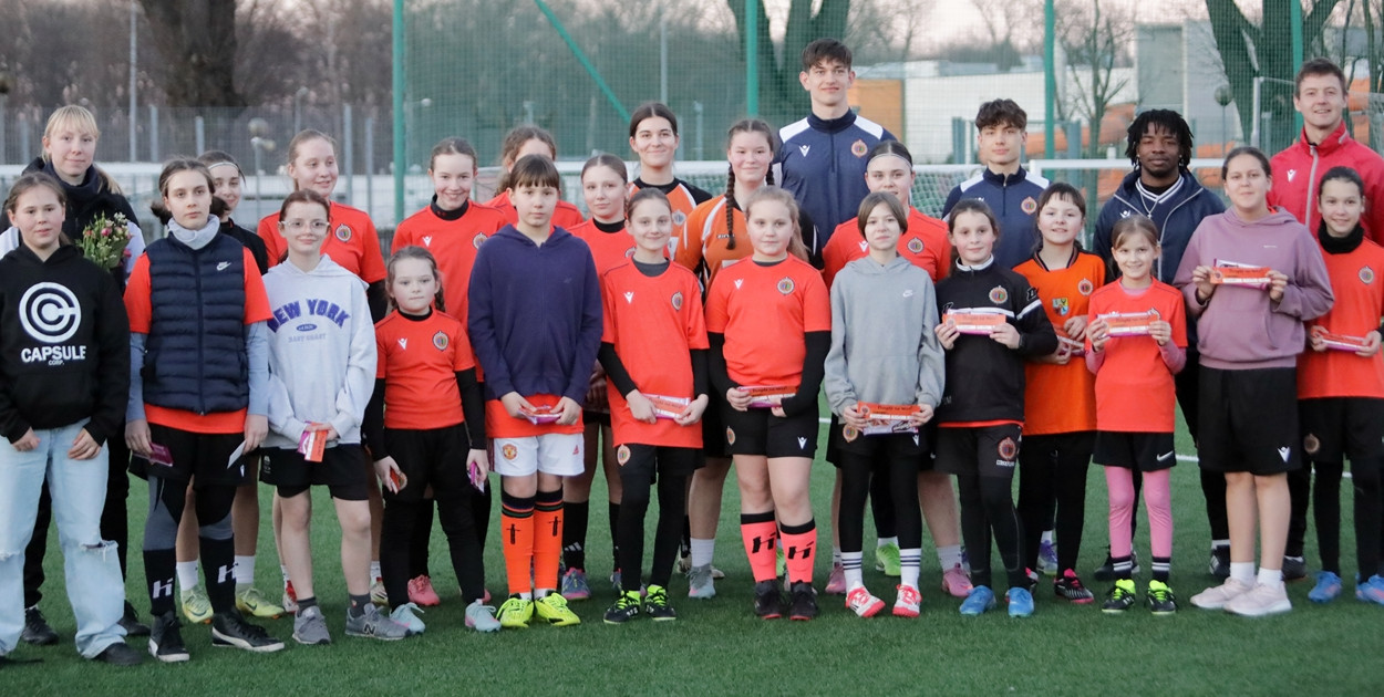 [FOTO] Szok na boisku! Spełnili marzenia piłkarek Chrobrego