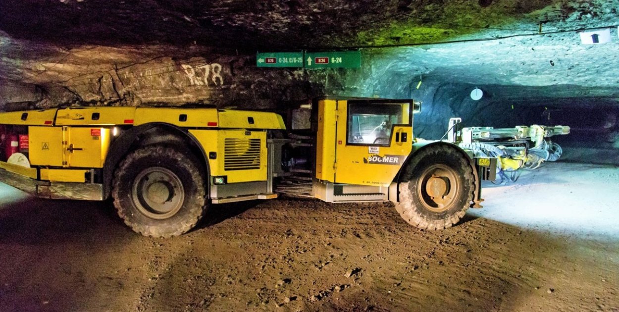 Wypadek w kopalni. Operator uwolniony z maszyny