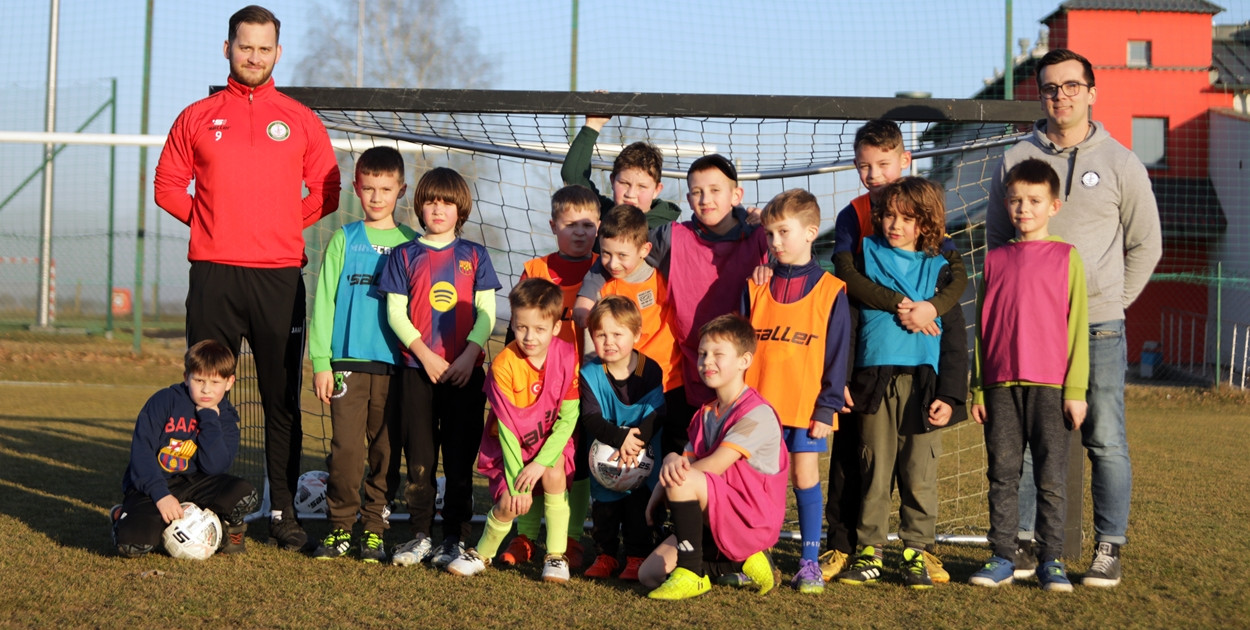 [WIDEO] Tłumy dzieci na pierwszym treningu! Tutaj piłka wygrała z telefonem