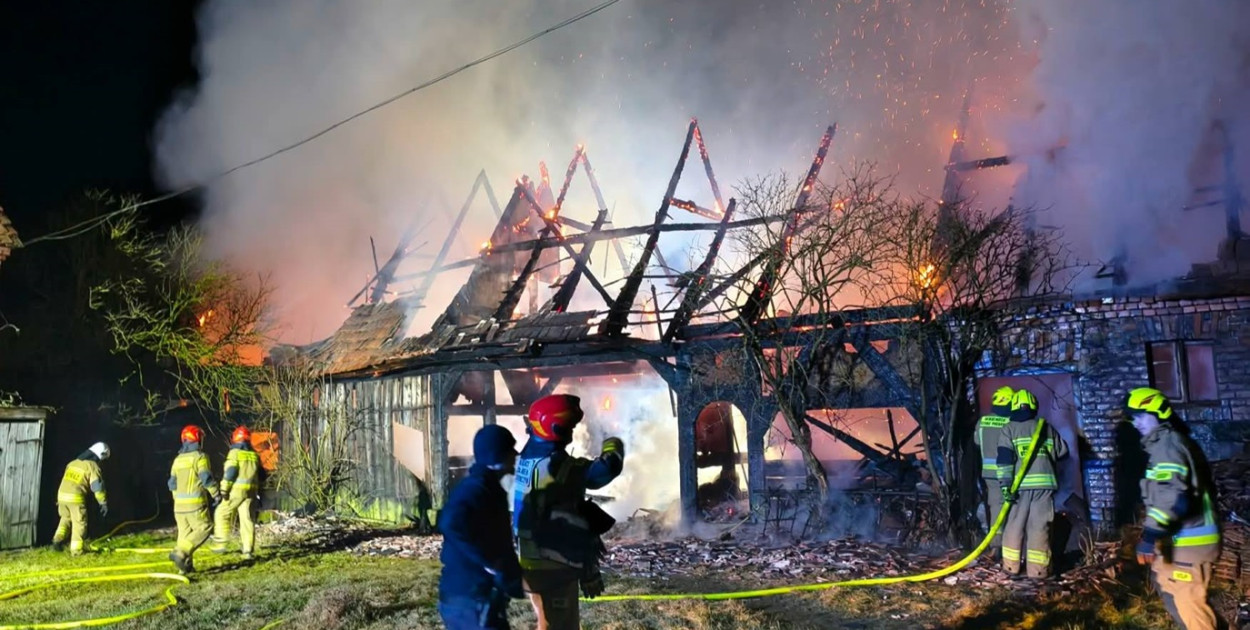 Budynek zapłonął nad ranem. Dziesięć zastępów w akcji