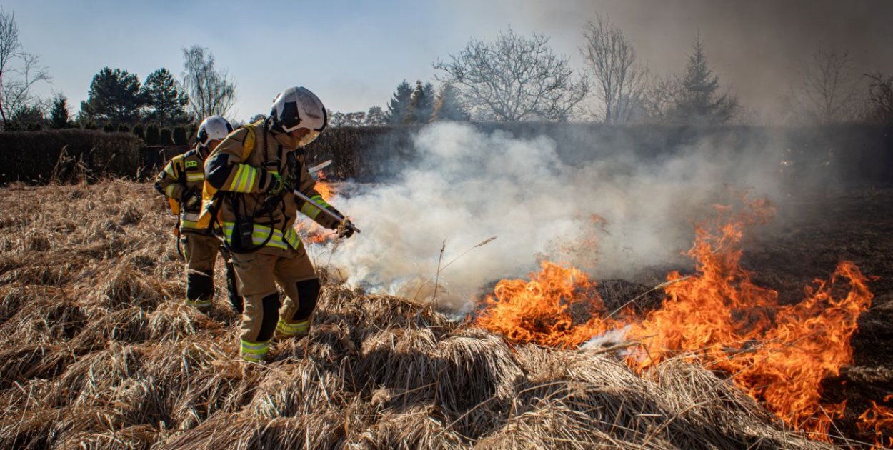 Rekordowa liczba pożarów. Pogotowie aż ratowało strażaka [FOTO]