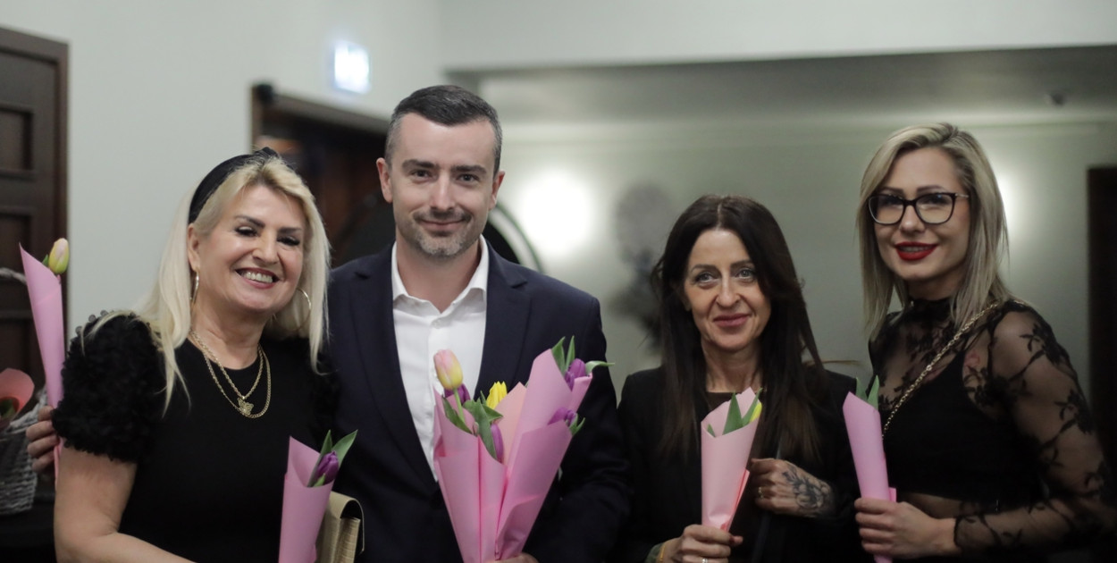 [FOTO] Kwiat od starosty dla każdej kobiety. A potem koncert