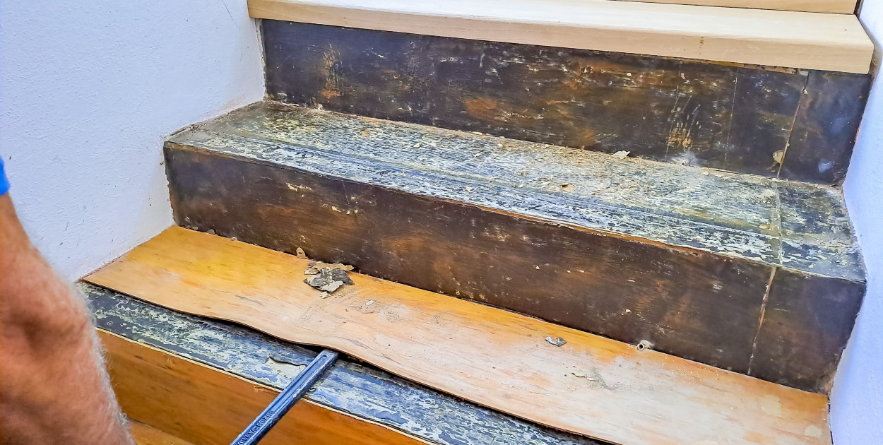 Metamorfoza wnętrza niskim kosztem - malowanie i odświeżanie drewnianych elementów