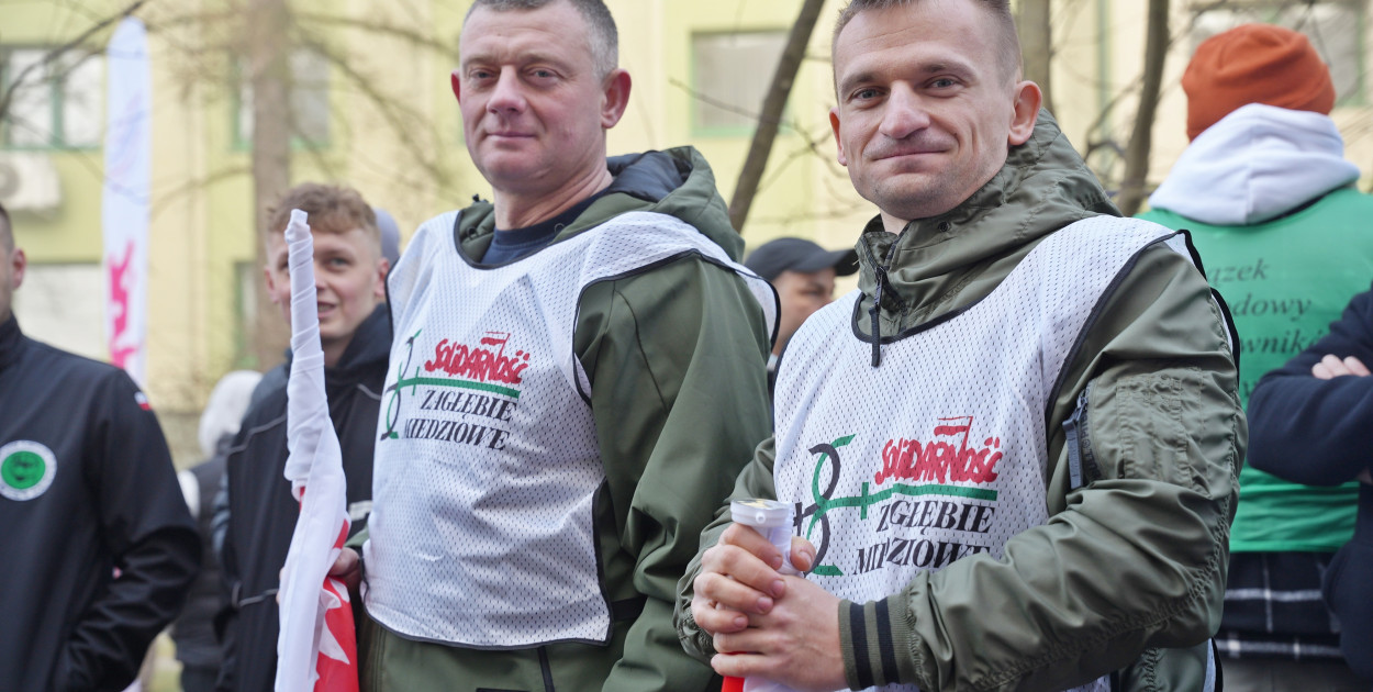 Manifestacja pracowników PeBeKa pod siedzibą KGHM. Żądają podwyżek [FOTO]