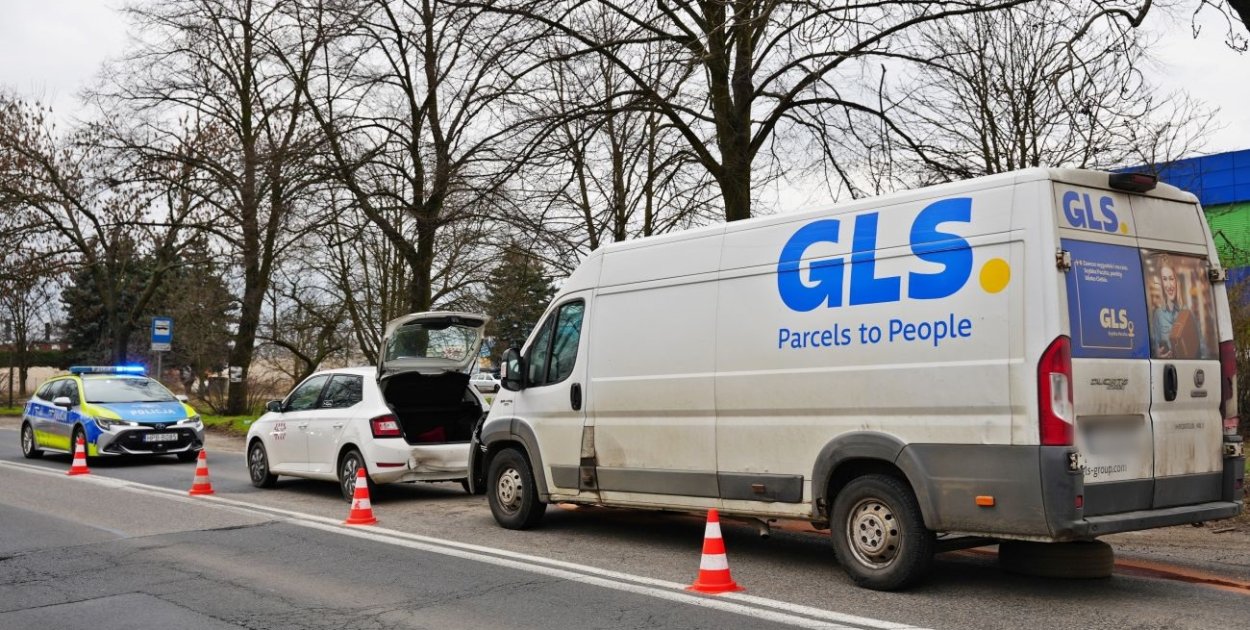 Kurier wjechał w taksówkę. Kolizja i korek w Głogowie