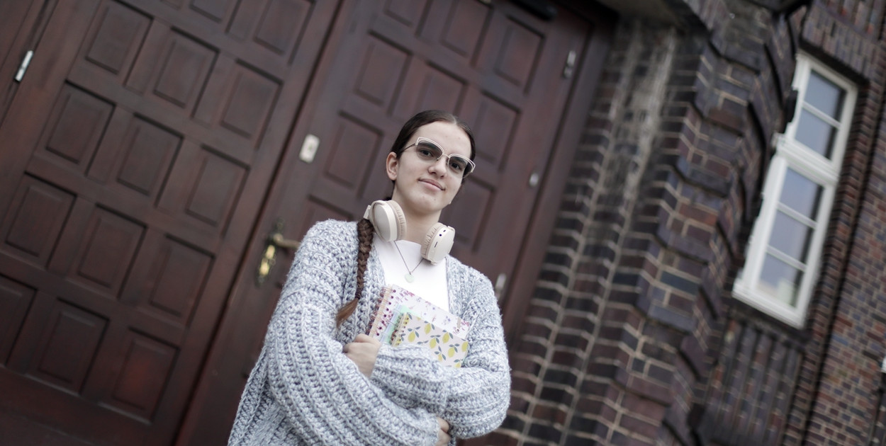 Młodzież siedzi w ekranach. Hania: A ja piszę i śpiewam o naszym pokoleniu