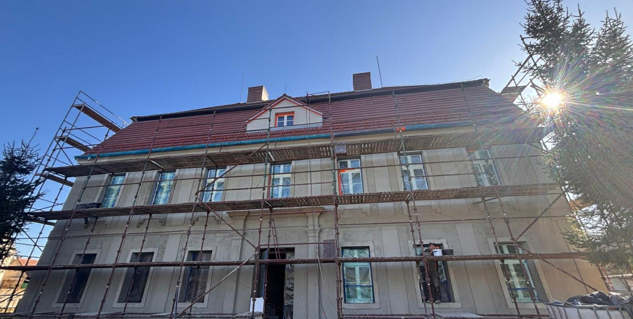 Modernizacja zabytkowego budynku w Kłobuczynie nabiera tempa!
