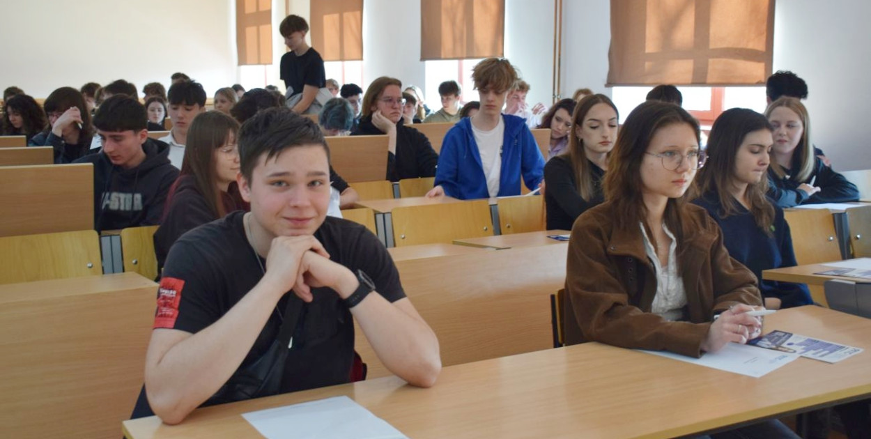 [FOTO] Wielkie oblężenie na dyktandzie z angielskiego w Głogowie!