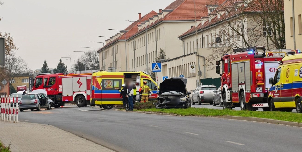 Poważna kolizja na Wojska Polskiego w Głogowie. Renault kontra BMW [FOTO]