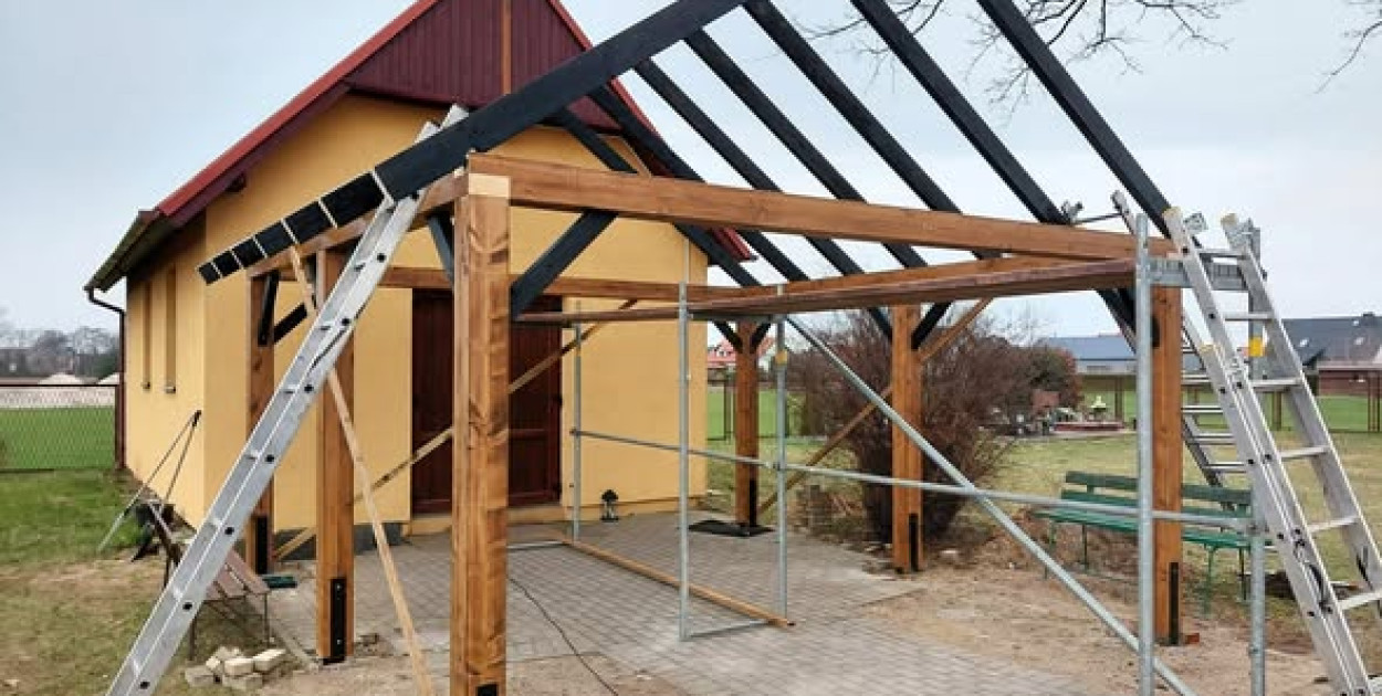 Nowa wiata przy kaplicy w Kluczach