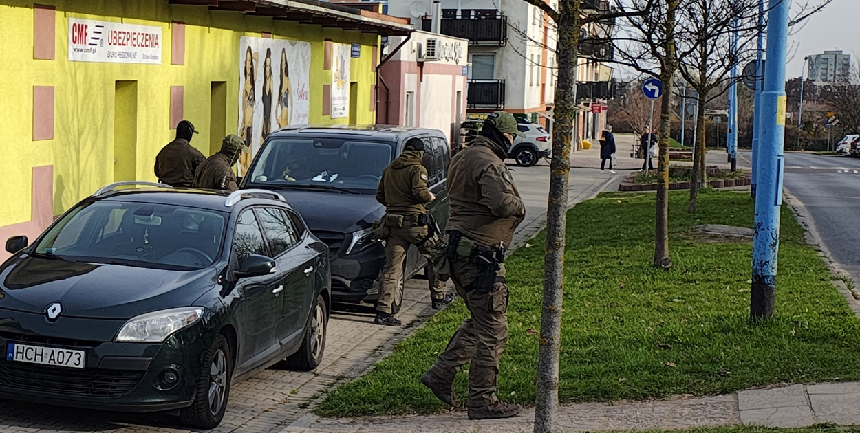 Nalot służb w Głogowie! Zamaskowani funkcjonariusze wkroczyli do salonu gier