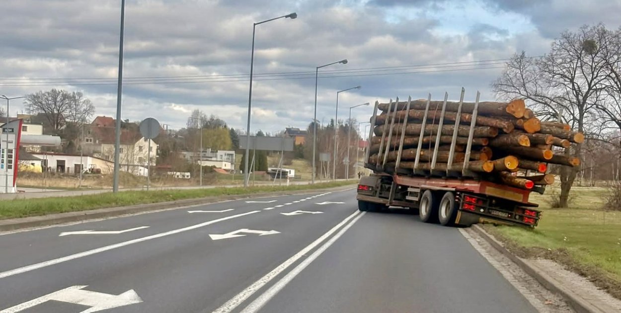 Uważajcie na DK12. Zarzuciło ciężarówkę i blokuje drogę