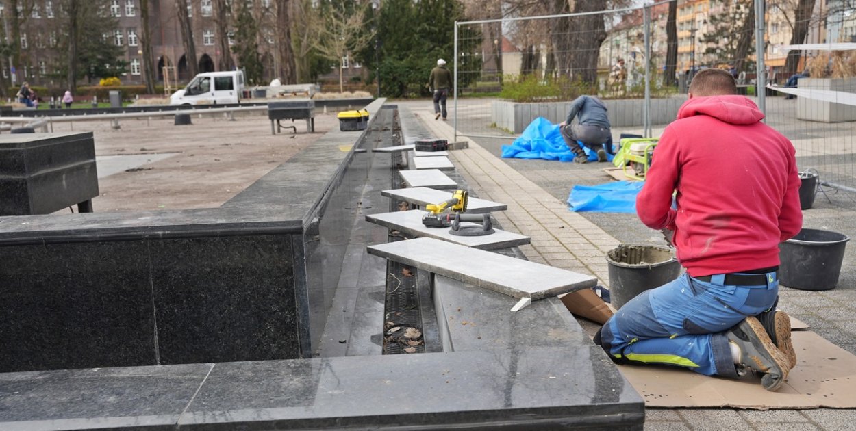 Fontanna szykowana na głogowską majówkę. Czyszczenie i konserwacja po zimie