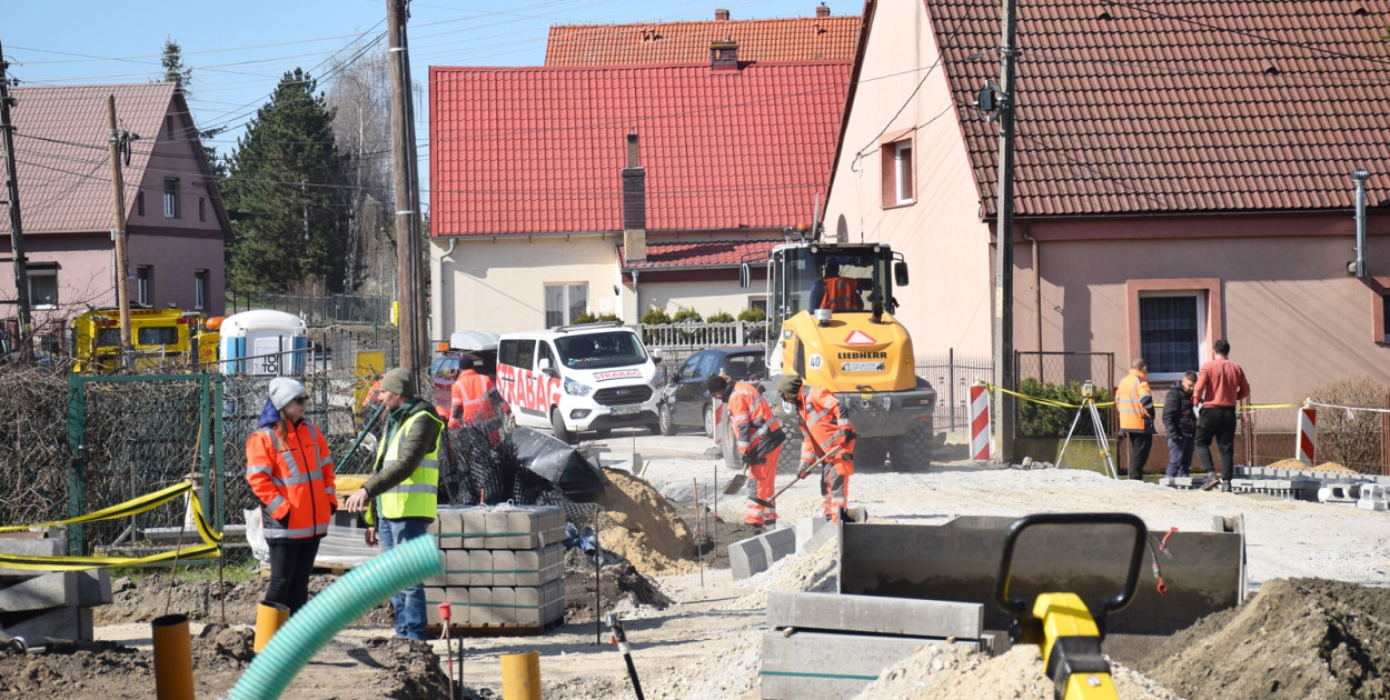 Robotnicy na Tęczowej w natarciu! Remont pod Głogowem idzie jak burza