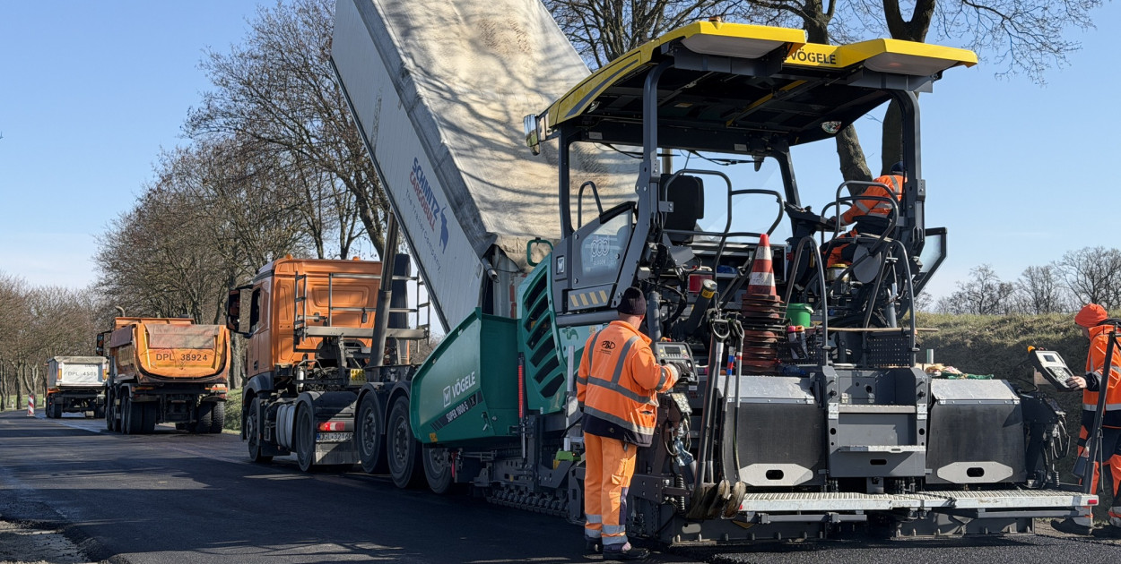 Nowa nawierzchnia na finiszu. Modernizacja DW292 dobiega końca