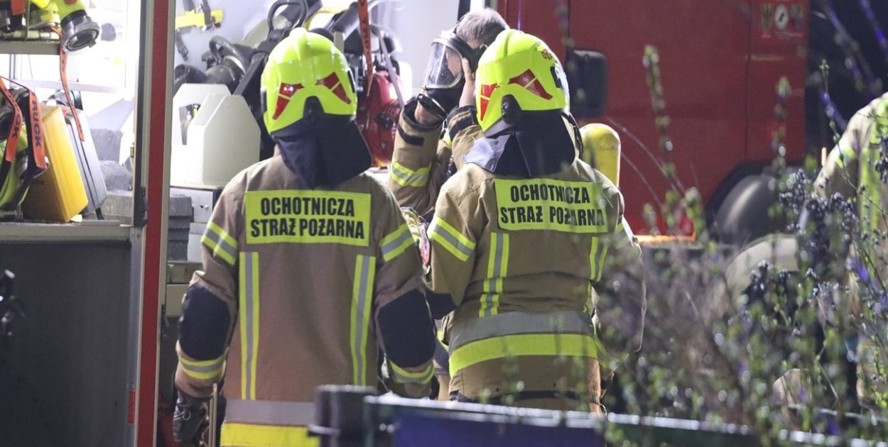 Budynek w ogniu w Serbach. Strażacy szukali trzech mężczyzn