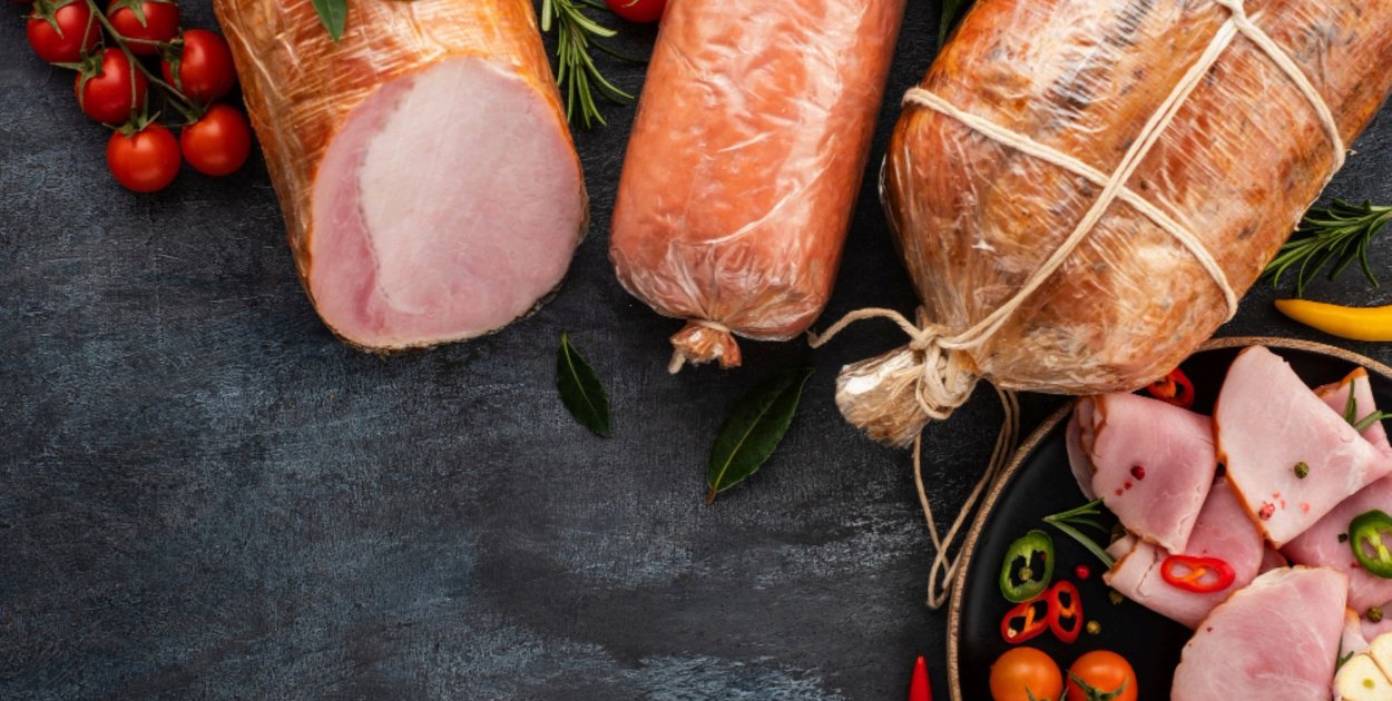 Domowe wędliny – jakie techniki wędzenia i marynowania warto zastosować?