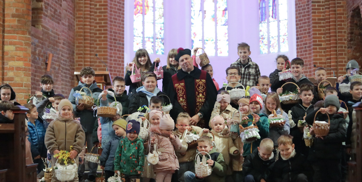 [FOTO, WIDEO] Święconka w kolegiacie w Głogowie. Proboszcz rozbawił najmłodszych