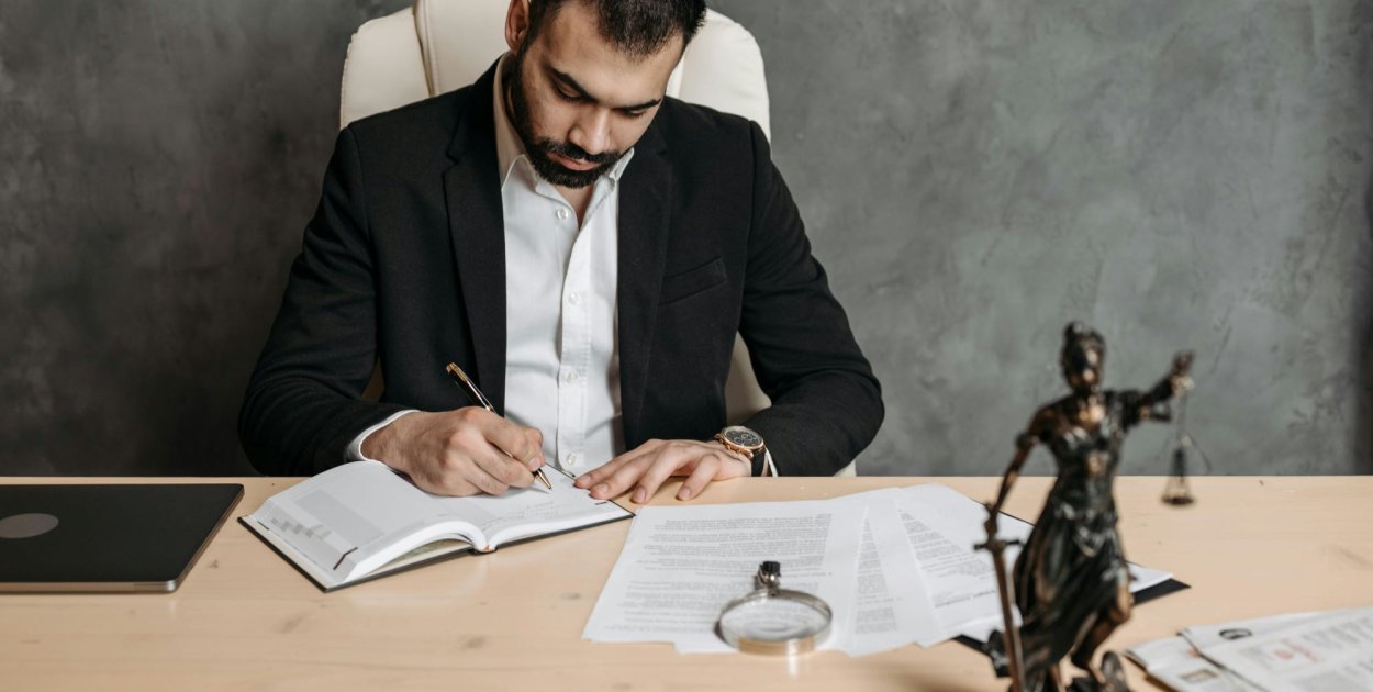 Sprawa karna – kiedy warto skorzystać z pomocy adwokata?