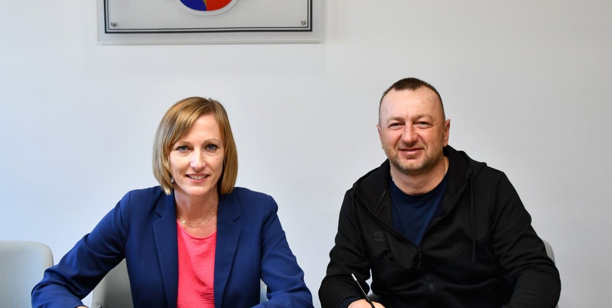 Podpisanie umowy na remont dachu remizy Ochotniczej Straży Pożarnej w Kotli