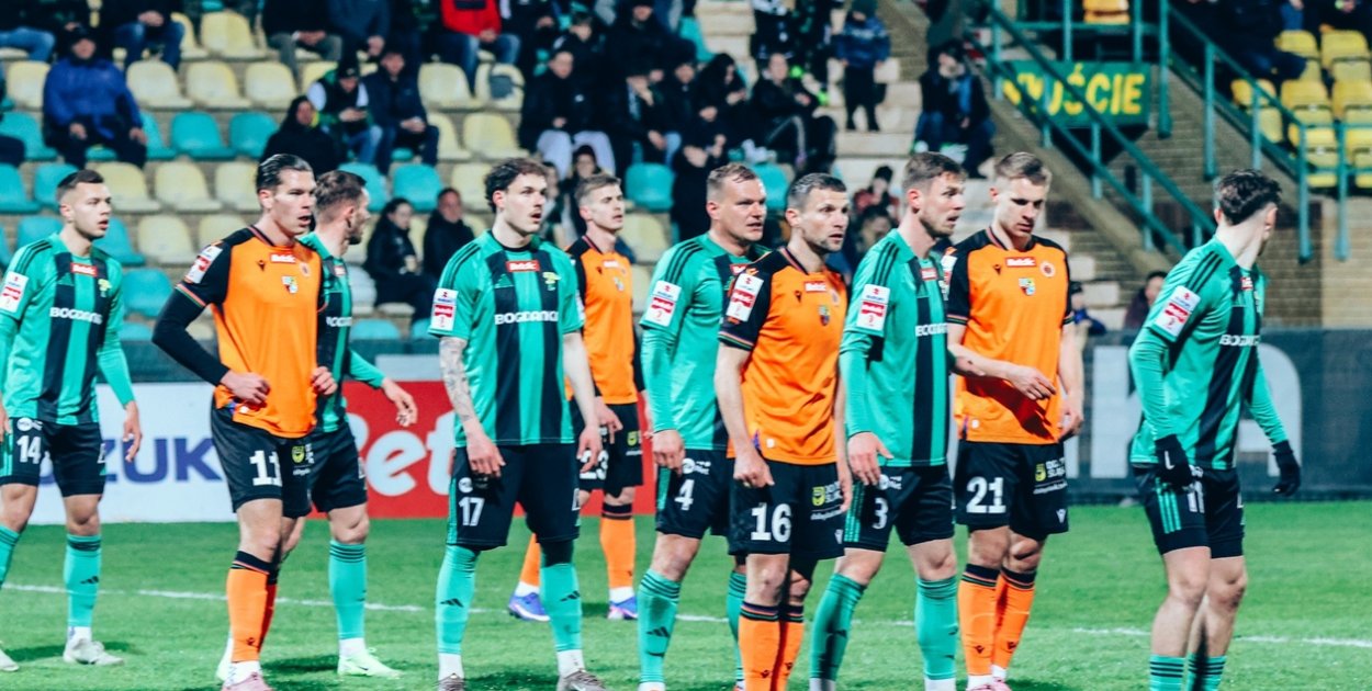 Trudny teren, trudny rywal. Chrobry przegrywa po stałym fragmencie