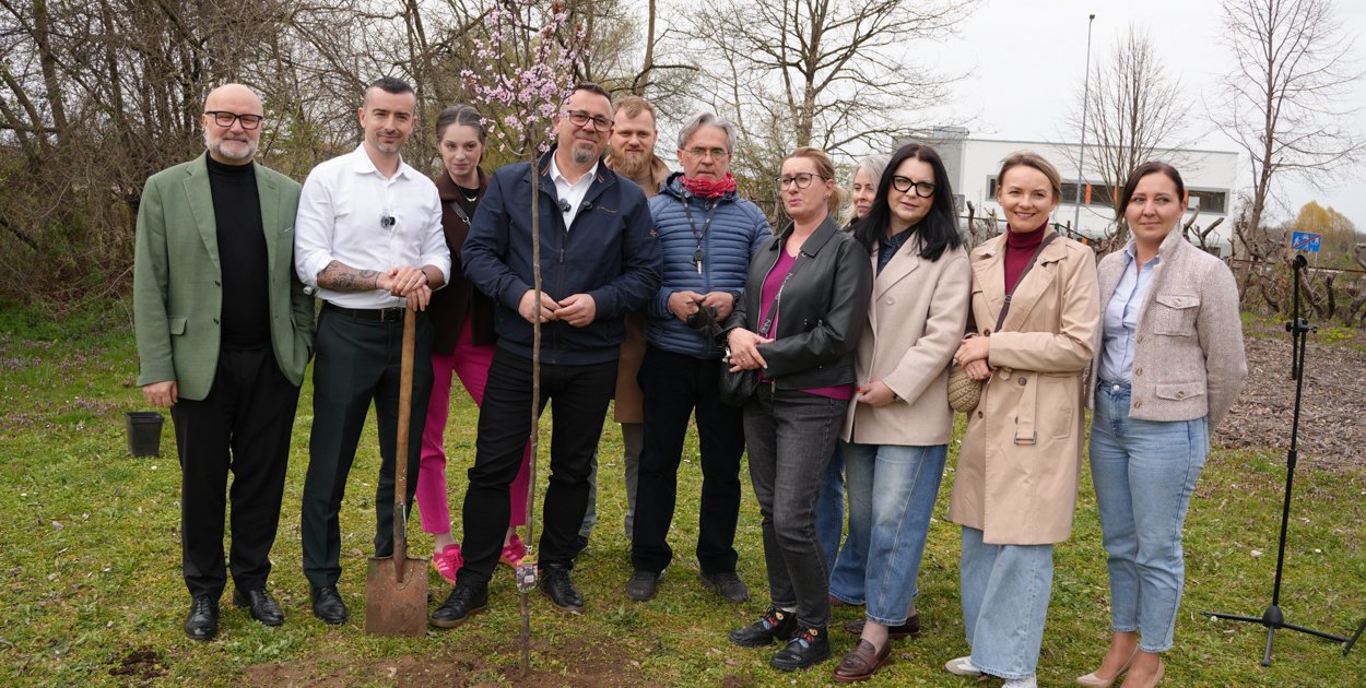 [WIDEO] Przynieśli posłowi worki plastiku... oddał i kupił drzewo