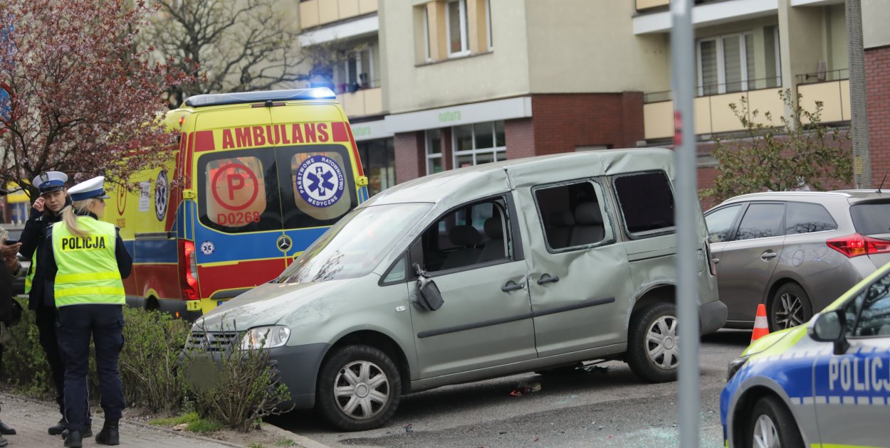 [FOTO] Roztrzaskane auta na rondzie w Głogowie! Jedna osoba trafiła do szpitala