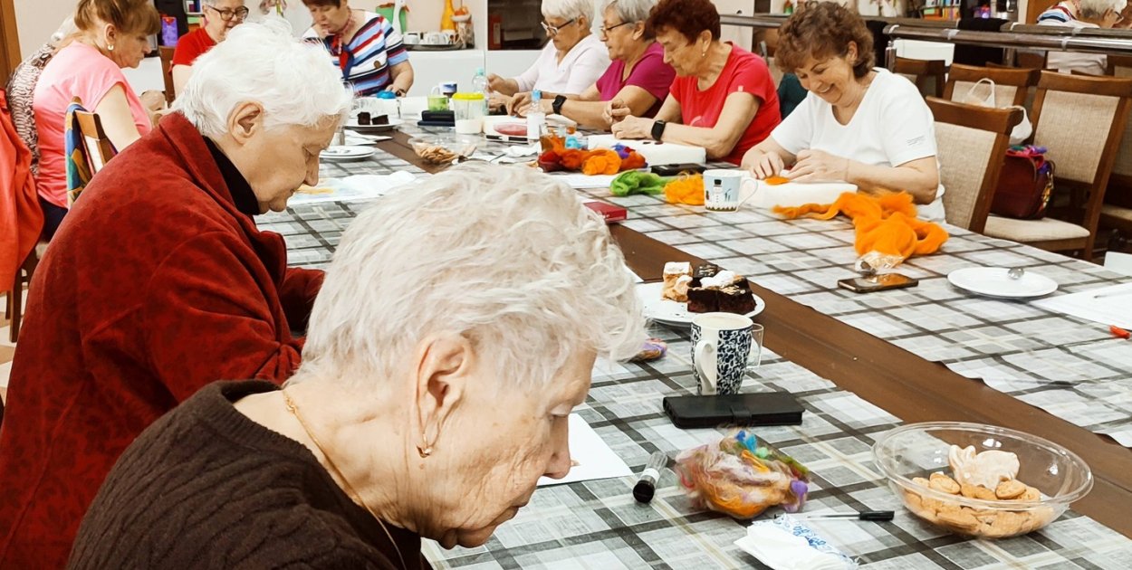 Kolorowe inspiracje i twórcza energia w klubie Senior+ w Maniowie