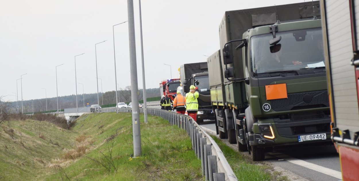 79-latek zahaczył kolumnę wojskową na drodze ekspresowej S3