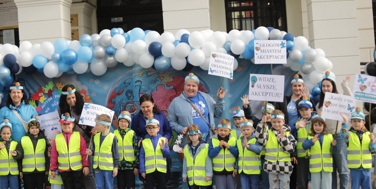[FOTO] Dzieci poprowadziły niebieski marsz przez Głogów: Widzę, słyszę i akceptuję