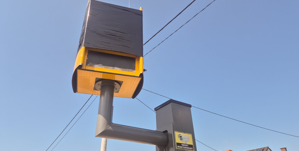 [WIDEO] Zdemolowali fotoradar pod Głogowem. Mieszkańcy: Teraz polecą