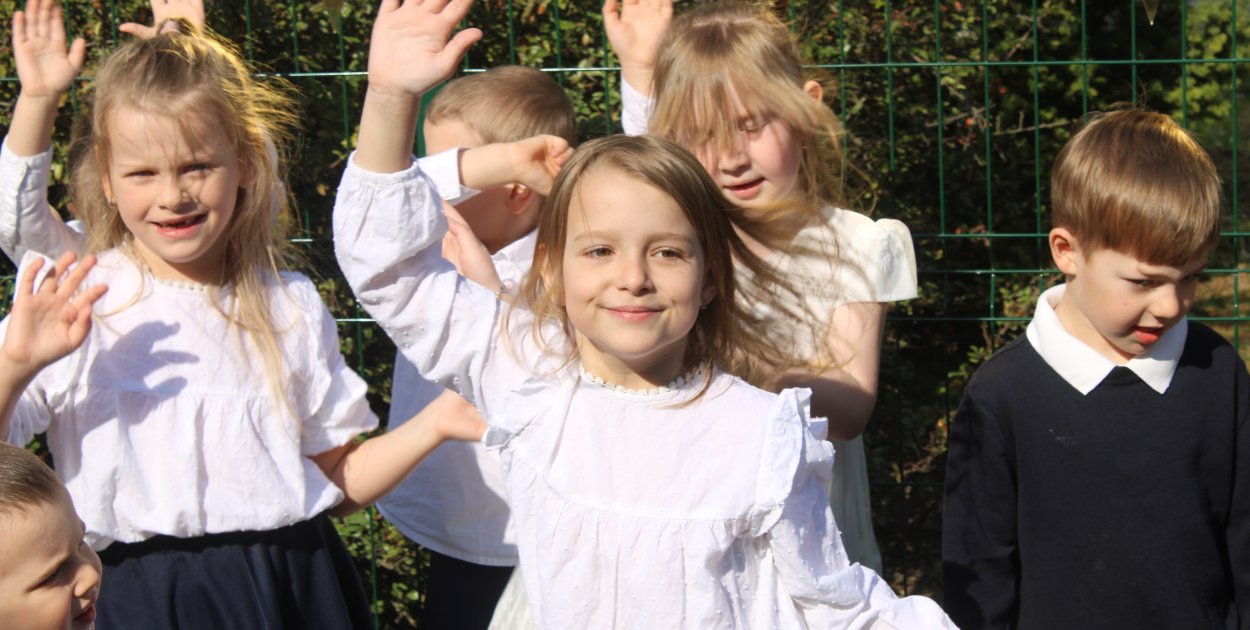 [FOTO] Huczne otwarcie przedszkola w Białołęce. Były występy i prezenty