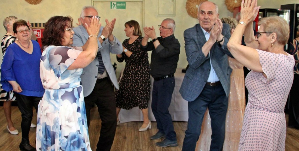 Emeryci wiedzą, jak się bawić. Taniec i wysoka frekwencja [FOTO]