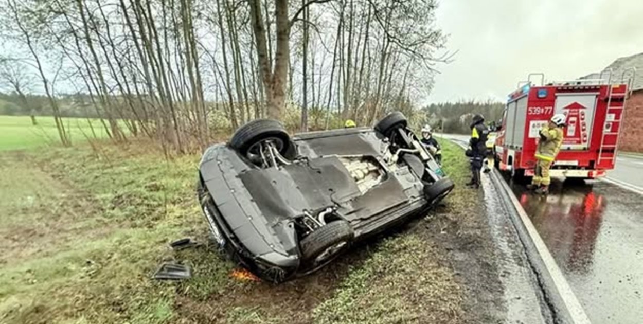 Samochód wypadł z „dwunastki”. Dachowanie pod Radwanicami