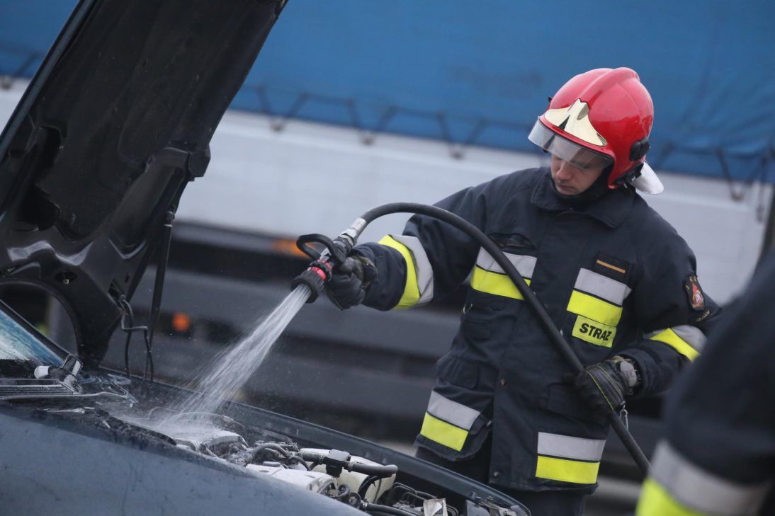 Pożar samochodu pod marketem w Głogowie. Auto miało instalację gazową 1