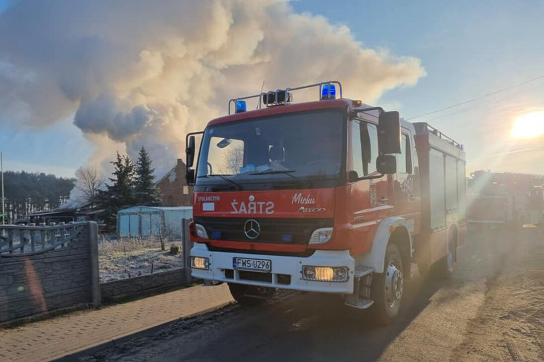 Ogromny pożar w gminie Sława. Zapadała się konstrukcja budynku, strażacy wciąż szukają źródła ognia