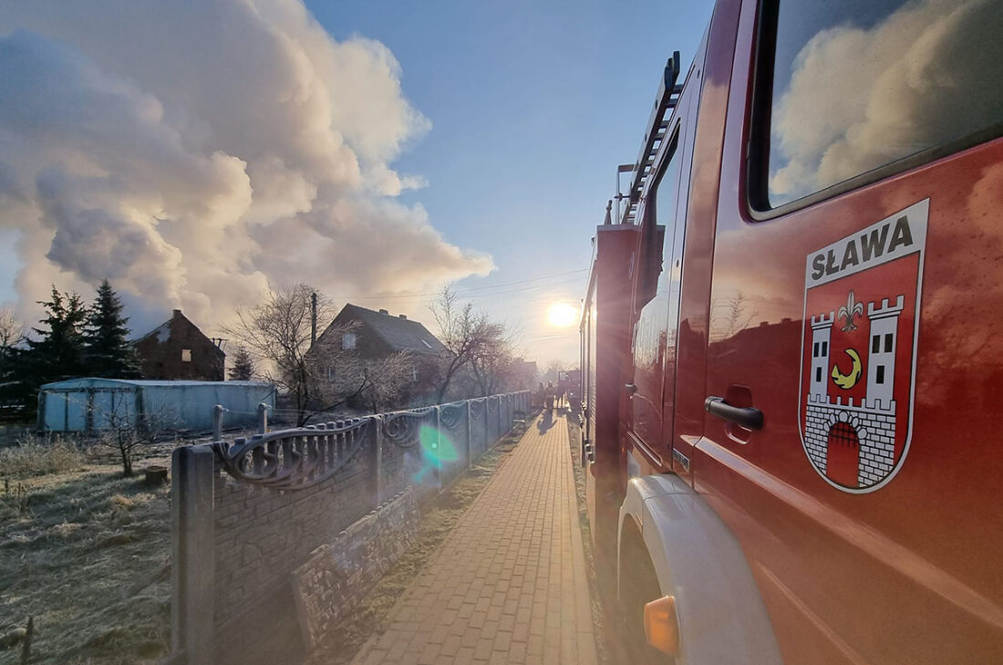 Ogromny pożar w gminie Sława. Zapadała się konstrukcja budynku, strażacy wciąż szukają źródła ognia 2